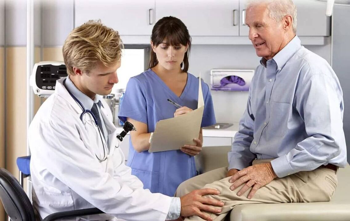 Um homem idoso com artrose do joelho na consulta médica